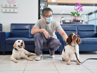 萧泽颐日前与警犬队成员一同拍摄挑战赛的示范短片。