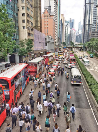 ‎大批巿民告士打道落車徒步上班。 香港突發事故報料區FB/網民Jason Tang圖