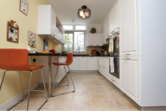 厨房设U形工作枱面及厨柜，下厨及收纳均空间十足。