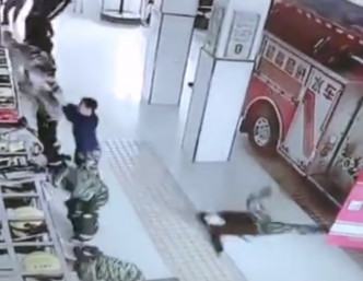 中國消防上載片段10秒內4位消防員摔倒。網上圖片