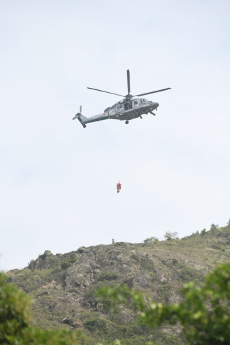 消防員在直升機游繩而下登山繼續搜索。