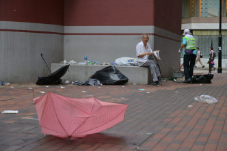 街道上留有不少杂物、垃圾及物资。