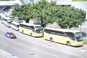 旅游业界组织4部旅游巴，由湾仔金紫荆广场慢驶至政府总部。