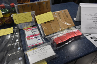 警方展示检获的美容工具及药物。