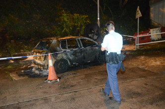 荃湾一辆私家车起火烧成废铁。