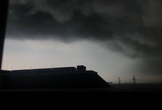 上海下午忽然黑雲遮天蔽日。網上圖片