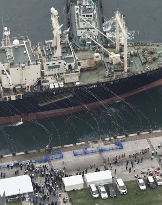 「日新丸号」和另外两艘捕鲸船启程，前往近海捕捞。AP