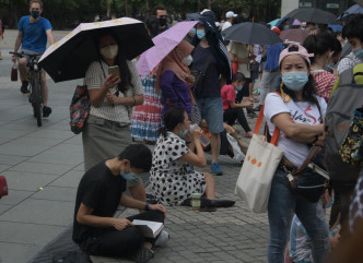 东荟城露天广场采样站今日继续大排长龙。