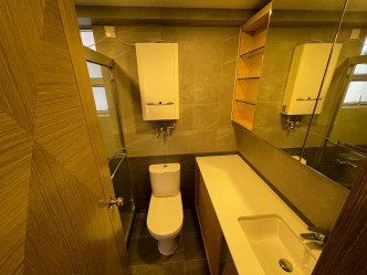 浴室并非黑厕，亦备有独立淋浴间，打理更方便。