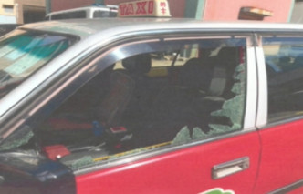 有贼人用硬物打爆车窗盗取财物。