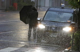 日本广泛地区狂风大雨。AP图片