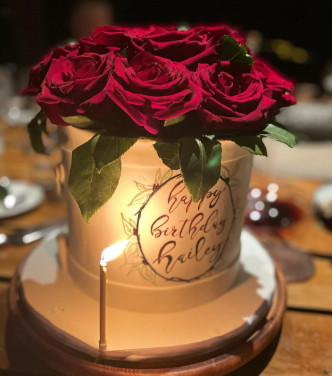 有人送花盆蛋糕加玫瑰給她，感覺浪漫。