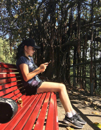 刘晓庆坐在公园内的长櫈大晒一对雪白修长笔直的双腿。网图