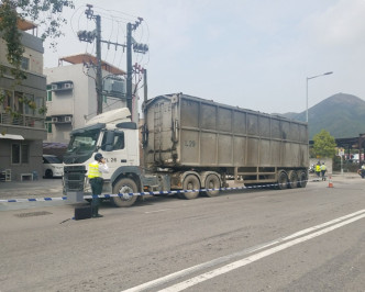 警员怀疑车辆涉事。欧阳伟光摄