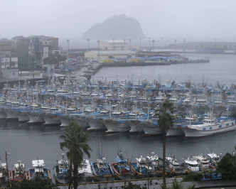 南韩大批渔船返回港口避风。AP
