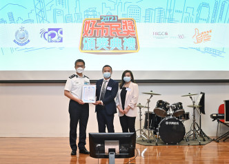 警务处处长萧泽颐颁发「好企业奬」予得奬企业代表。政府新闻处图片