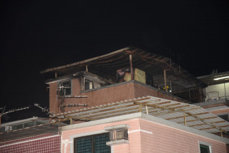 天台村屋位置起火。