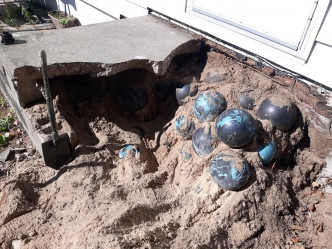 欧森把家中的台阶拆除后，发现整个沙地里都埋藏著保龄球。网上图片