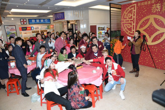 刘丹和罗乐林化身圣诞老人，率领众演员食盆菜庆祝。