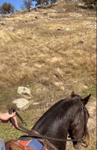 基斯咸士禾夫騎着馬在草原遊走。