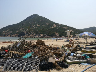 大量垃圾堆积在泳滩附近。梁国峰摄