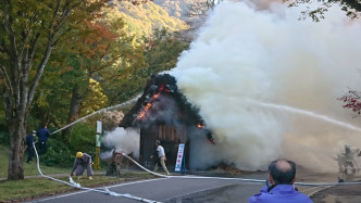 日本白川乡合掌村附近有木屋起火冒浓烟。网上图片