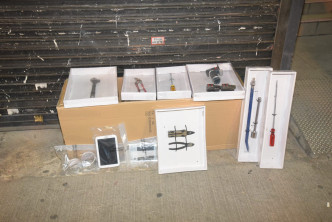 警方檢獲螺絲批、鐵筆及鉗等爆竊工具。