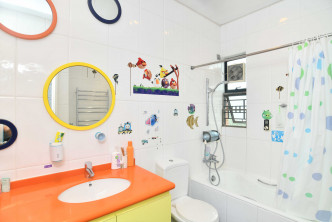 浴室以白色主調，配有多個顏色鏡框點綴。