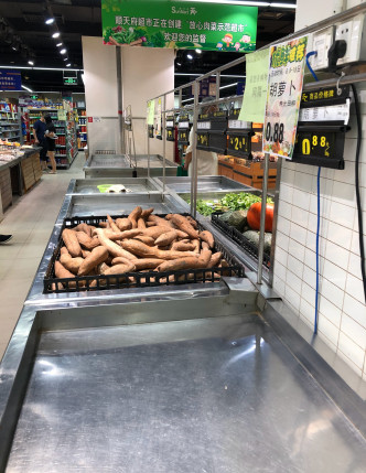 北京超市的蔬菜、鮮肉被搶購。網上圖片