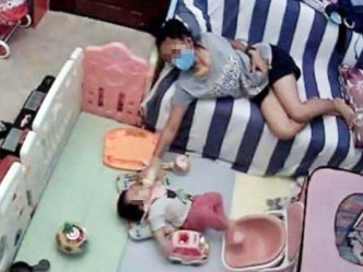外傭躺在梳化上，向瞓地的小孩餵奶。Facebook「外傭僱主必看新聞訊息」圖片