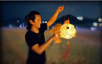 只要伊健留港，每年黎诺懿都会去郑家赏月、玩灯笼及食月饼。