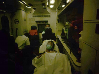 受傷男子由救護車送往醫院治理。