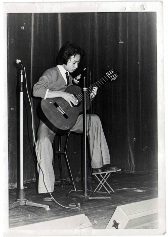 13岁出Show

1974年，13岁的周启生已喺湾仔弹琴唱歌，一唱唱足46年。