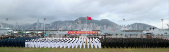 驻港部队在昂船洲军营举行升旗仪式，庆祝中国人民解放军建军93周年。