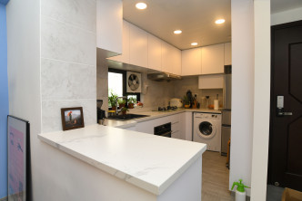 厨房采半开放式设计，备嵌入式焗炉等厨电。