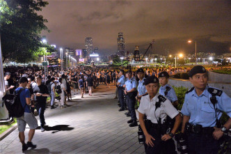 警员在添马公园戒备。