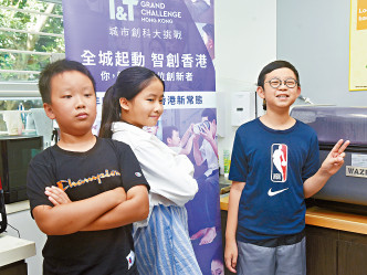 （从左至右）庄正言、余恩予、傅梓轩希望透过科技让长者与家人在疫情期间保持联系。