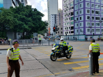 警方依旧在法院内外布防，既在法庭外大堂设置检查站，又派出多名「蓝帽子」在法院外戒备。