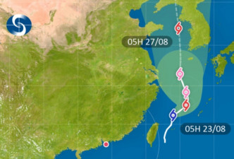 「巴威」集結在沖繩島以西約370公里，預料向東北移動。天文台截圖