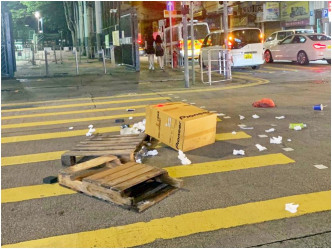 有人以雜物堵路。fb「香港警察」圖片
