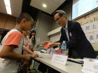 有儿童自制红色「嬲嬲公仔」卡纸送予黄远辉，呼吁小组及政府要有「童理心」。陈浩元摄