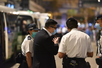 邓炳强向现场警员了解执行情况。