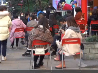 重慶火鍋店恢復堂食市民蜂擁排隊幫襯。網圖