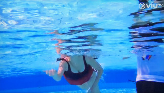 陳欣妍水底泳姿。