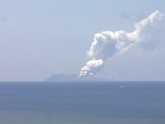 新西兰怀特岛火山爆发。