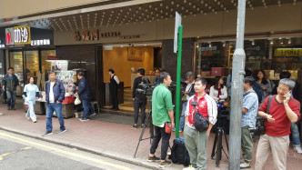 传媒在刘銮雄经常光顾的福临门酒家外守候。