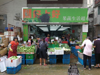 位於長旺道19號的「好上好」菜檔遭淋黑油。