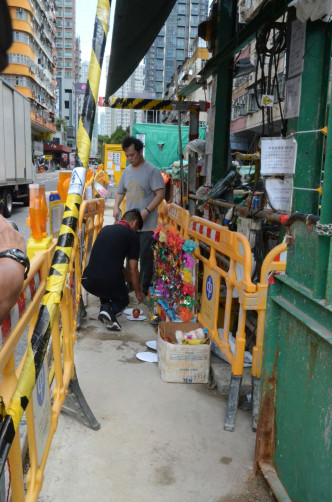 死者家属及工友，今日再到现场路祭。