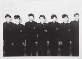 初出道的太极乐队，每次演出也会穿着乐队制服、黑白照。