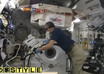 太空站逢周六都会进行大扫除。影片截图